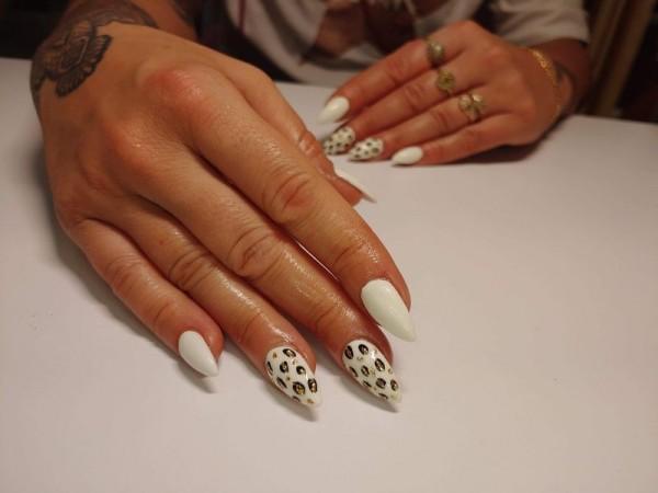 manicure dłoni kolorowe paznokcie