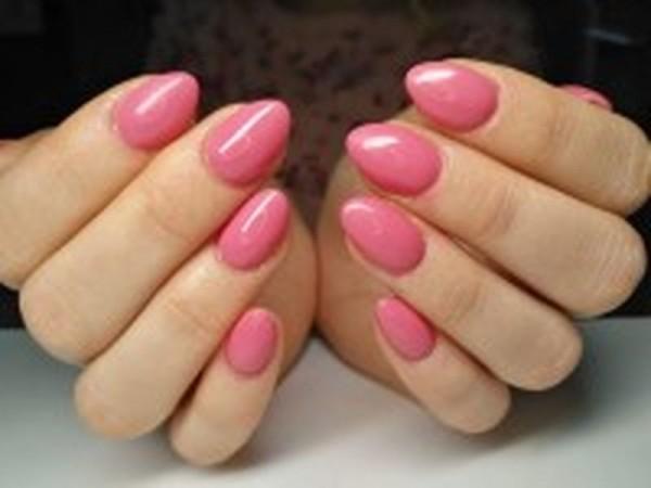manicure dłoni rozowe paznokcie
