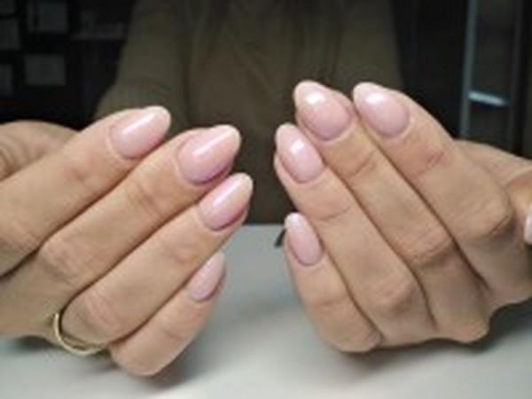 manicure dłoni rozowe paznokcie