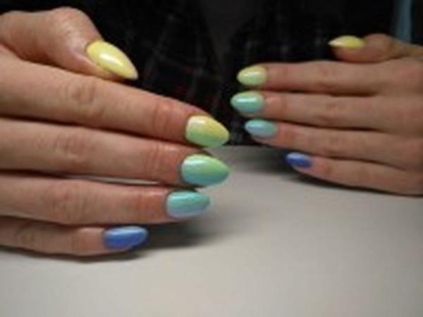 manicure dłoni kolorowe paznokcie