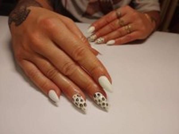 manicure dłonii - białe paznokcie